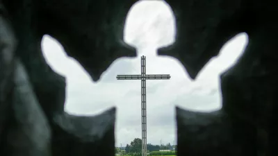 simbolina fotografija, religija, vera, cerkev, kranstvo, katolitvo, katolicizem.- 15.08.2014 - BREZJE - Praznik Marijinega vnebozetja - sveta maa pred baziliko in narodnim svetiem Marije Pomagaj in ponovna slovesna izroitev slovenskega naroda Boji materi Mariji ter obhajanje 100. obletnice zaetka 1. svetovne vojne in s tem zdruen spomin na vse rtve 1. svetovne vojne, verniki    //FOTO: Bojan Velikonja