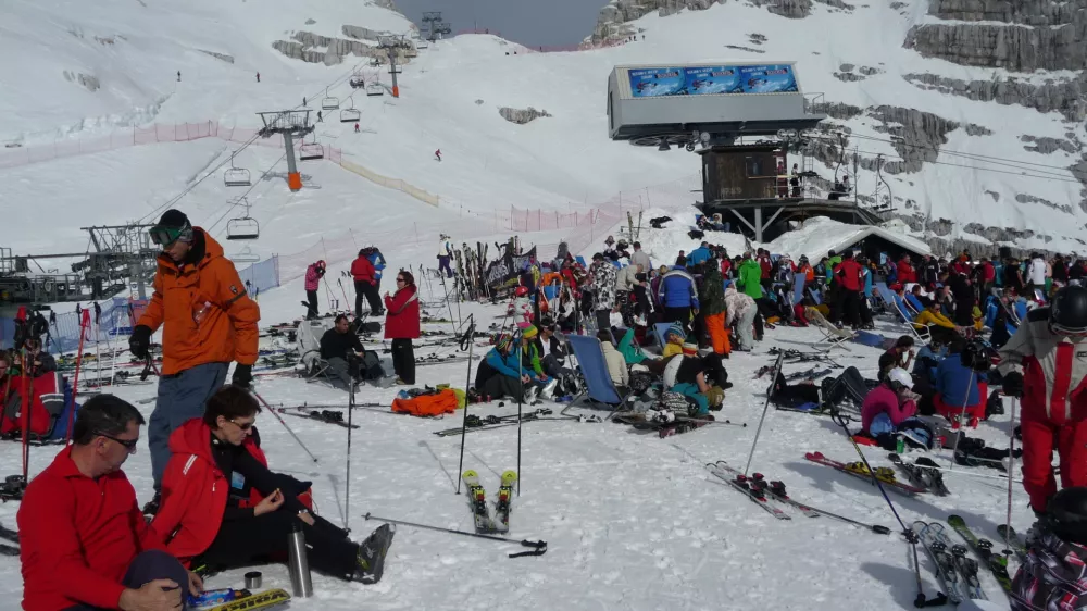 Na obeh straneh Kanina je bilo zadnji podalj&scaron;ani vikend več kot devet tisoč smučarjev i n drugih obiskovalcev.