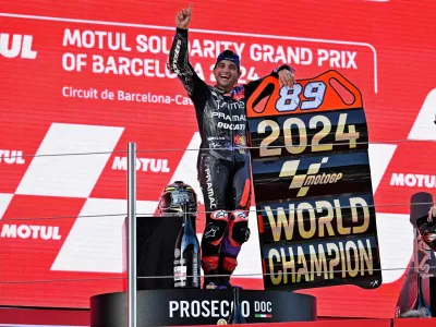 MotoGP - Solidarity Grand Prix of Barcelona - Circuit de Barcelona-Catalunya, Barcelona, Spain - November 17, 2024 Prima Pramac Racing's Jorge Martin celebrates on the podium after winning the MotoGP World Championship REUTERS/Pablo Morano