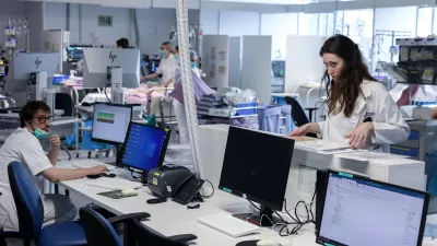 - simbolična fotografija - zdravstvo, zdravnik, medicinska sestra, medicinsko osebje, pacient, bolnica, bolni&scaron;nica- 12.03.2025 - ministrica za zdravje Valentina Prevolnik Rupel si je na delovnem obisku v Univerzitetnem kliničnem centru (UKC) ogledala tekoče investicije//FOTO: Jaka Gasar