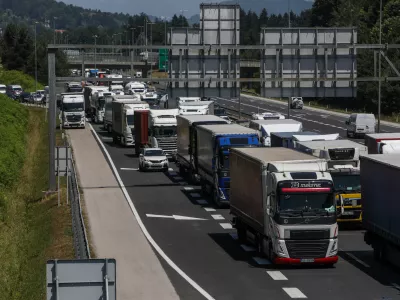 - Kolona vozil, DARS, Avto cesta, - 19.06.2025. - Zastoj na zahodni ljubljanski obvoznici med Kosezami in razcepom Kozarje zaradi začetka počitnic in praznikov v sosednjih državah.//FOTO: Bojan Velikonja