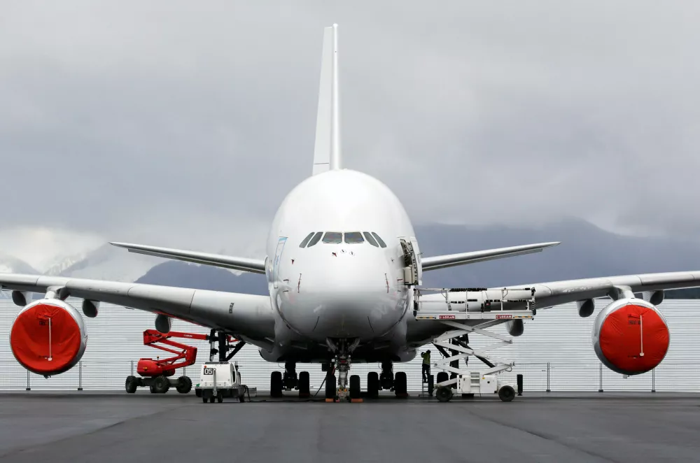 FILE PHOTO: An Airbus A380 aircraft is stored at the base of French recycling and storage aerospace company Tarmac Aerosave in Azereix near Tarbes, France, January 16, 2018. REUTERS/Regis Duvignau /File Photo / Foto: Regis Duvignau