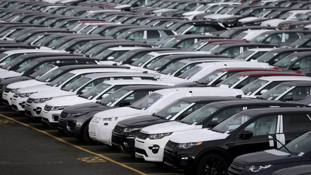 FILE PHOTO: FILE PHOTO: New Land Rover cars are seen in a parking lot at the Jaguar Land Rover plant at Halewood in Liverpool, northern England, September 12, 2016. REUTERS/Phil Noble/File PhotoGLOBAL BUSINESS WEEK AHEAD/File Photo / Foto: Phil Noble