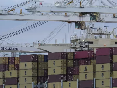 Shipping containers line the MSC Rosa M cargo vessel docked at the Port of Oakland in Oakland, Calif., Wednesday, July 23, 2025, as seen from Alameda. (AP Photo/Godofredo A. V&aacute;squez) / Foto: Godofredo A. V&aacute;squez