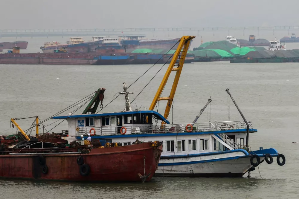 A tourist boat (in white) that capsized in an accident which killed dozens and left several people still missing, is towed back to the port in Halong Bay, Quang Ninh province, Vietnam, July 20, 2025. REUTERS/Thinh Nguyen   TPX IMAGES OF THE DAY