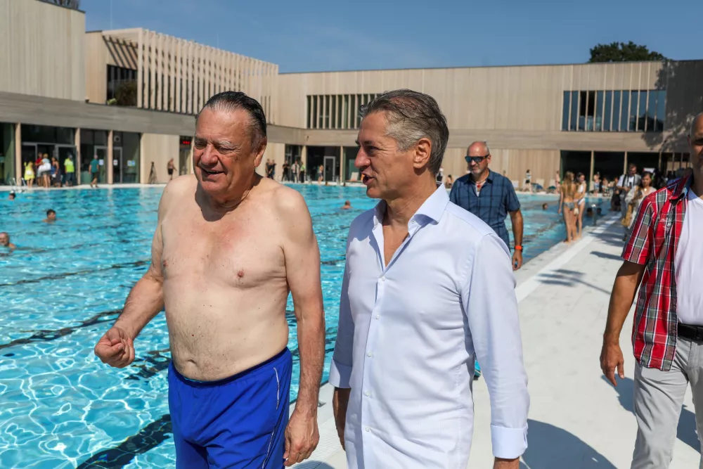 - Dr. Robert Golob, predsednik vlade RS, - Zoran Jankovič, Župan MOL, zgoraj brez- 20.07.2025. - Svečana otvoritev prenovljenega bazena Vevče.//FOTO: Bojan Velikonja