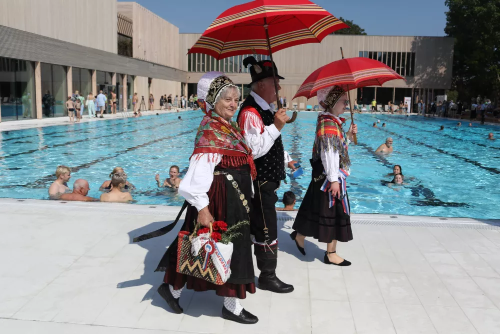 - Narodne no&scaron;e na bazenu,- 20.07.2025. - Svečana otvoritev prenovljenega bazena Vevče.//FOTO: Bojan Velikonja