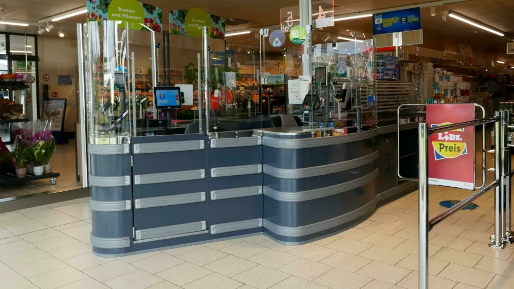 2R4E16R Uelsen, Germany May 16 2023 An unused checkout desk at the Lidl. The cashieres are protected against viruses by large plastic walls since covidFoto: Reuters/Alamy