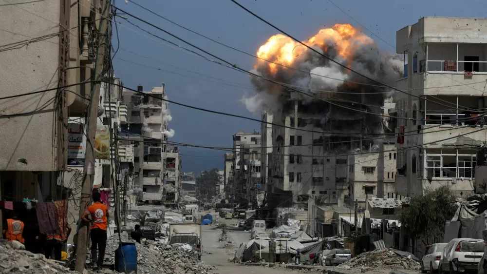Smoke and flames rise from a residential building hit by an Israeli strike, in Gaza City July 21, 2025. REUTERS/Khamis Al-Rifi   TPX IMAGES OF THE DAY