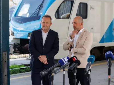 Ljubljana, Zelezniska postaja Ljubljana.Izjava za medije generalnega direktorja Slovenskih zeleznic Dusana Mesa in glavnega izvrsnega direktorja Nomaga Mihe Tavcarja o prevzemu druzbe Nomago.