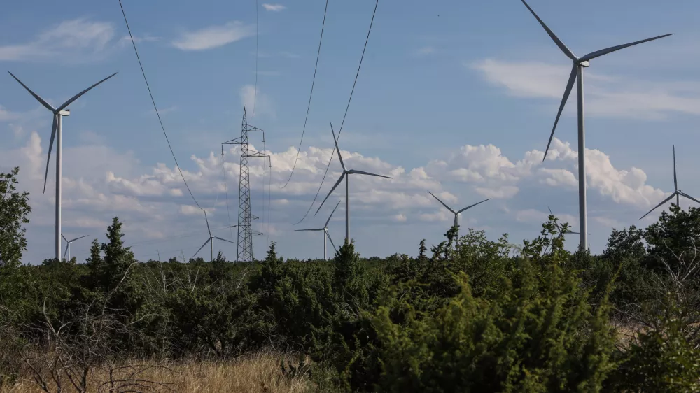- Vetrna elektrarna, obnovljivi viri energije. - 24.07.2024. - Vetrna elektrarna Pađene v bližini Knina na Hrva&scaron;kem je največja vetrna elektrarna na Hrva&scaron;kem.//FOTO: Bojan VelikonjaOPOMBA: ZA OBJAVO V OBJEKTIVU!!!!