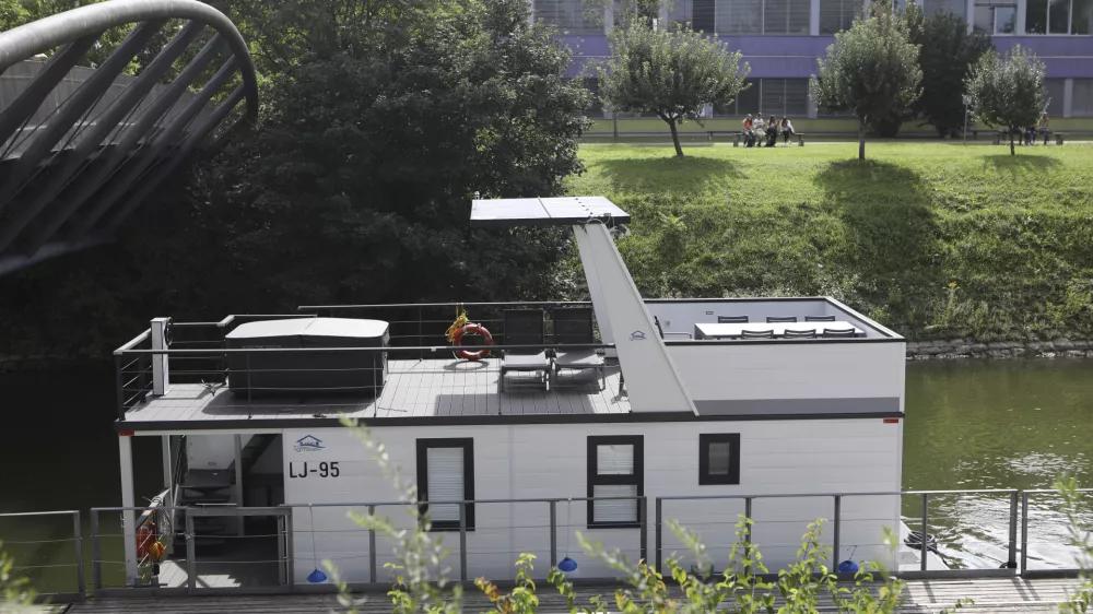 04.09.2023 - Grubarjev kanal - Plavajoča hi&scaron;kaFoto: Luka Cjuha