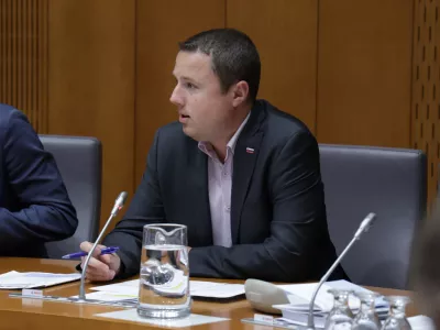 Ljubljana, DZ.Konstituiranje preiskovalne komisije DZ o poslovanju podjetij Gen-I in Star Solar ter financiranju stranke Gibanje Svoboda.Poslanec SDS Zan Mahnic.