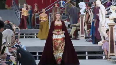 Dolce in Gabbana sta svojo najnovej&scaron;o predstavitev kolekcije Alta Moda predstavila kar v rimskem forumu. F press Dolce&Gabbana 