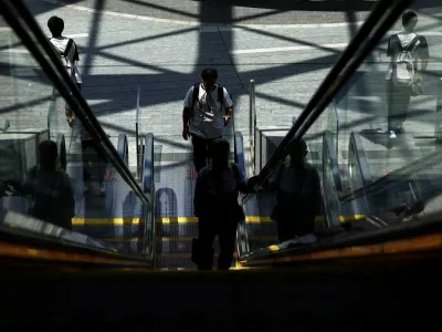 Poople ride the escalator as the Japanese government issued a heatstroke alert in Tokyo and other prefectures, in Tokyo, Japan July 22, 2025. REUTERS/Issei Kato   TPX IMAGES OF THE DAY / Foto: Issei Kato