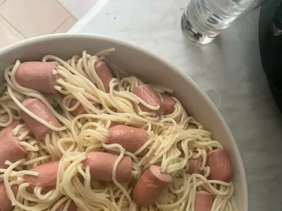 Anže Logar, Facebook, hrana &scaron;pageti hrenovke