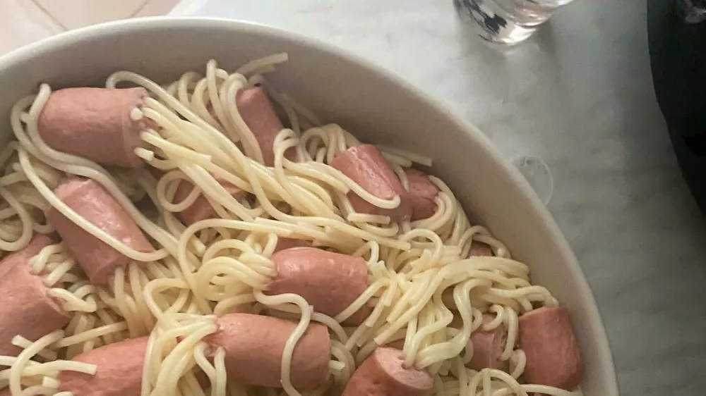 Anže Logar, Facebook, hrana &scaron;pageti hrenovke