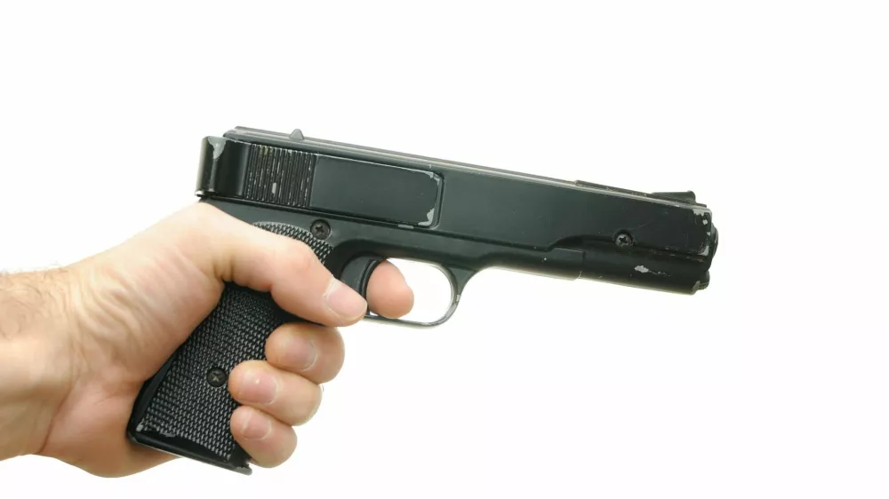 pi&scaron;tola v rokah mo&scaron;kega