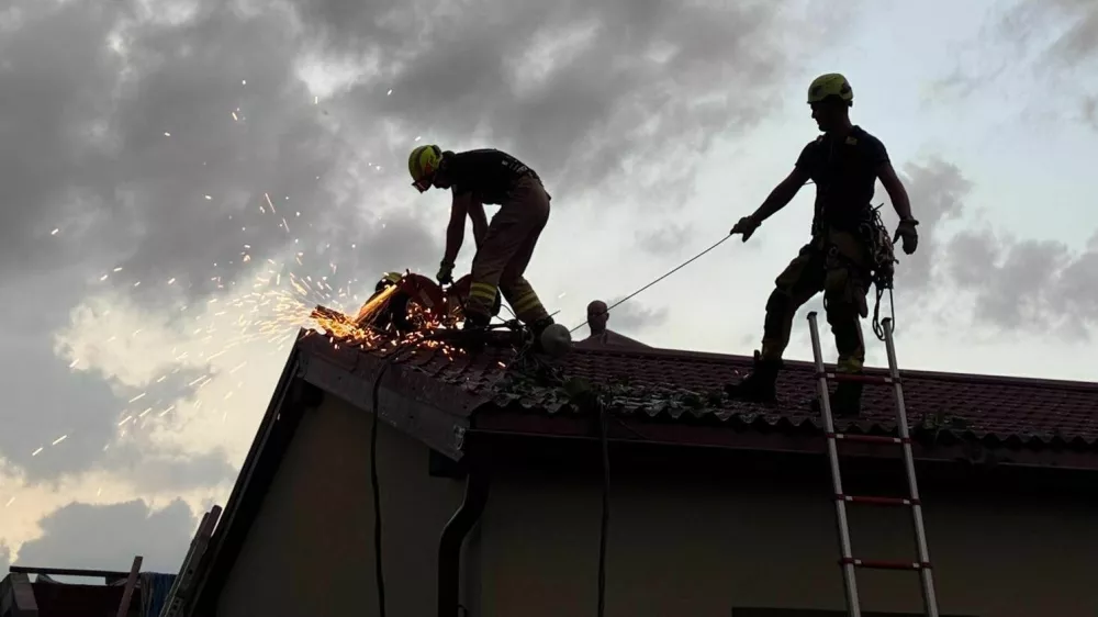 Gasilci so pomagali tudi pri odkritih strehah. 