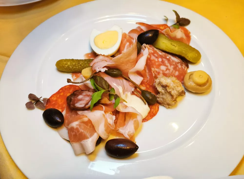 Slovenski narezek, Gostilna &Scaron;estica