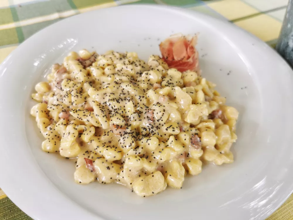 &Scaron;pecli s pikantnim sirom, Gostilna Kor&scaron;ič