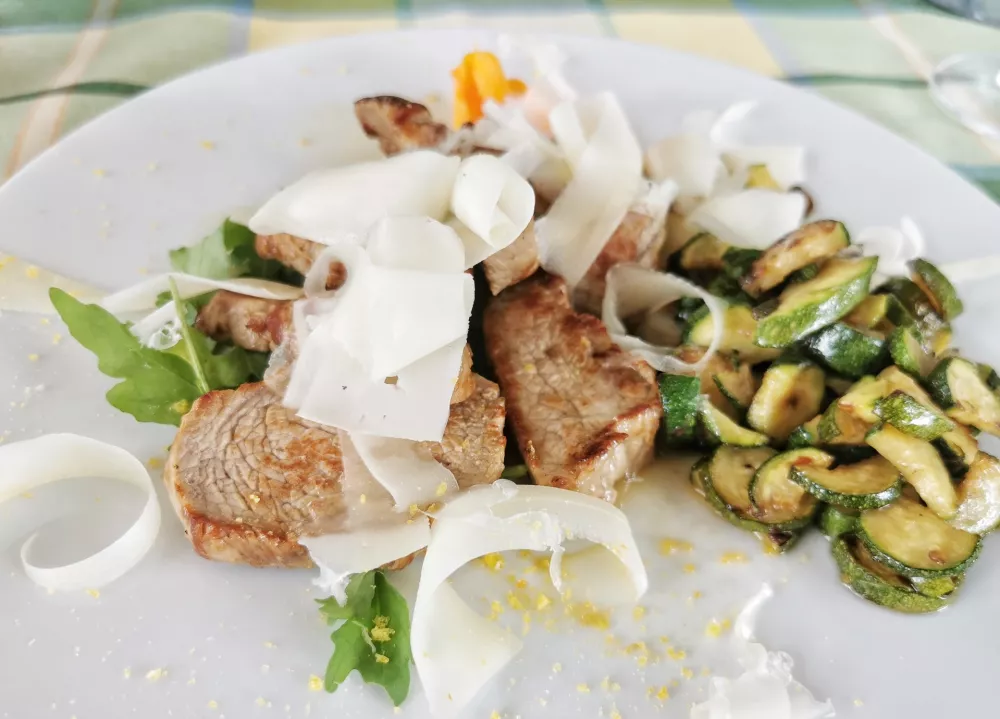 Telečji medaljoni, Gostilna Kor&scaron;ič