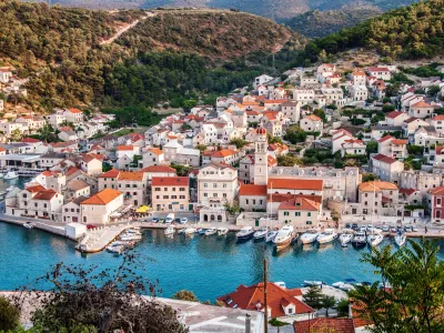 Nova 135 km dolga krožna pohodni&scaron;ka in turistična pot Brača bo povezovala 12 najprivlačnej&scaron;ih zgodovinskih znamenitosti in večino slikovitih krajev tega največjega srednjedalmatinskega otoka. Via Brattia je izziv za rekreativce in pohodnike, ki bodo na njej zbirali žige, pa tudi za prave pustolovce v iskanju nove izku&scaron;nje. Zraven cerkva sv. Spiridon nedaleč od Sutivana in St. Martin nad Bobovi&scaron;čem, privlačna pu&scaron;čava Blaca, dominikanski samostan v Bolu in franči&scaron;kanski samostan v Sumartinu, bazilika sv. Ivan, zaliv Lovrečina z ostanki bazilike sv. Lovra in Mirja nad Postirjem, na najdalj&scaron;i turistični poti Brača so Zmajeva jama nad Murvico, kjer so živeli glagolja&scaron;ki duhovniki, Podsmrcevik - ena od petih zaselkovskih vasi, kamnose&scaron;ka &scaron;ola v Puči&scaron;čih in Muzej otoka Brača v Skripu. Če si želite ogledati vseh teh 12 izjemnih krajev na Via Brattia, morate skozi večino mest Brač - od tistih najbolj znanih turističnih sredi&scaron;č, kot so Supetar, Milna in Bol, do krajev, kot so Mirca ali Loži&scaron;će, pa tudi do najlep&scaron;ih zalivov - Smrka, Faro, Rasotica in Lovrečina.