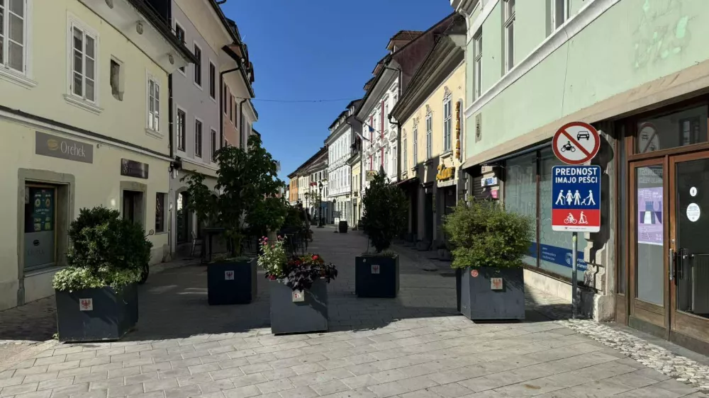 Kolesarji so po promenadi vozili prehitro, zato nova prometna ureditev