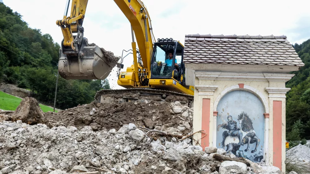 - v plazu zasuta kapelica.- Črna pri Kamniku - odpravljanje posledic poplav &ndash; sanacija &scaron;kode -- PREGLED LETA 2023  - 08.08.2023 &ndash; najhuj&scaron;a naravna ujma v zgodovini Slovenije - prizadeti dve tretjini države - ujma - poplave &ndash; zemeljski plazovi &ndash; //FOTO: Bojan Velikonja