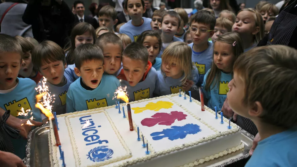 torta- 12.11.2013 - prodajna razstava UNICEF Punčke iz cunj ob 10. obletnici Punčk iz cunj, //FOTO: Bojan Velikonja