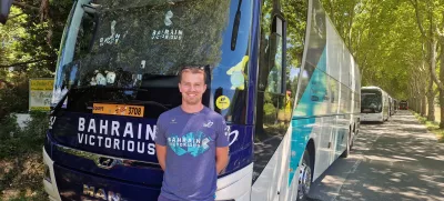 Aljaž Omrzel je zadolžen za varen prevoz kolesarjev ekipe Bahrain-Victorious do starta in nato od cilja do hotela. 