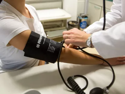 - 21.11.2017, Ljubljana - zdravstvo, ambulanta, zdravnik, merjenje krvnega tlaka, pritiska, ordinacija, kartoteke, predalnikFoto: Matjaž Ru&scaron;t