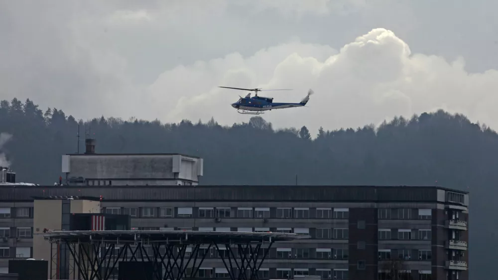 - helikopter - Heliport UKC 2013 - heliodrom - pristajali&scaron;če za helikopterje na strehi Kliničnega centra v Ljubljani - stavba //FOTO: Luka Cjuha