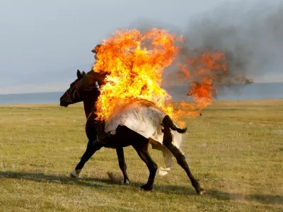 A horseback rider performs a fire stunt during a show organized for the participants of the "Gallops" orienteering and endurance equestrian race, involving international teams of 5 or 6 members, near Lake Song Kol in an alpine valley in the Naryn region, Kyrgyzstan, July 21, 2025. REUTERS/Vladimir Pirogov   TPX IMAGES OF THE DAY / Foto: Vladimir Pirogov
