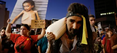 A demonstrator carries a sack of flour, during a protest demanding an end to the war in Gaza and the release of all hostages, in Tel Aviv, Israel, July 22, 2025. REUTERS/Ammar Awad   TPX IMAGES OF THE DAY / Foto: Ammar Awad