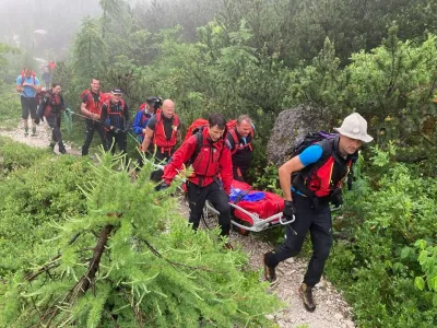 Predvčeraj&scaron;njim so pomagali planincu, ki si je pri sestopu s Triglava zlomil nogo. F GRZS