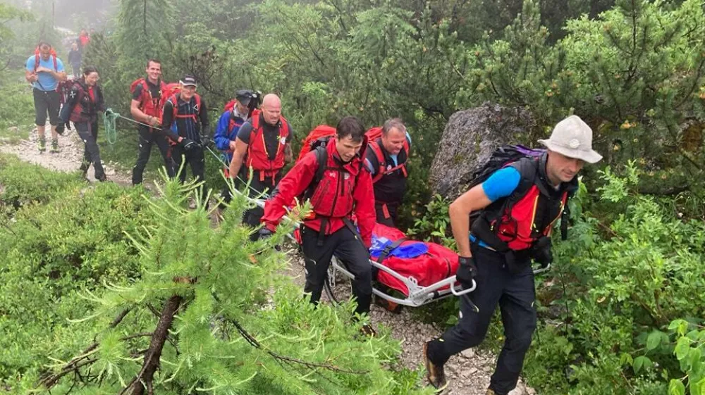 Predvčeraj&scaron;njim so pomagali planincu, ki si je pri sestopu s Triglava zlomil nogo. F GRZS