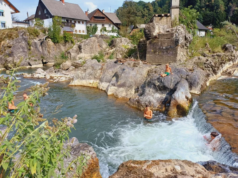 Kopanje v Poljanski Sori je odsvetovano