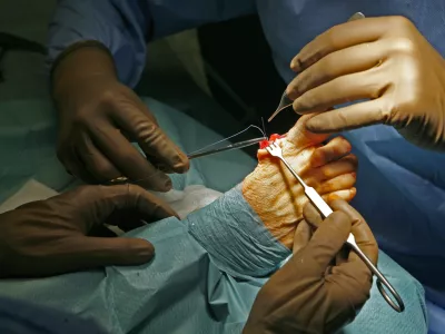 Kalne vode popoldanskih poslov: KPK zaznala korupcijska tveganja pri dodatnem delu zdravstvenih delavcev