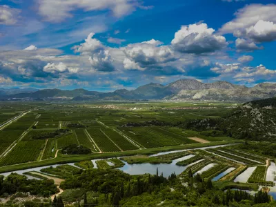 - Na poti od Ploč proti Neumu.- Dolina Neretve.Hrva&scaron;ka- 27.05.2025. - Reportaža o Jadranski magistrali ob 60. obletnici izgradnje in 70. obletnici začetka gradnje.- Jadranska magistrala, cesta, hrva&scaron;ka obala.OPOMBA: ZA OBJAVO V OBJEKTIVU!//FOTO: Bojan Velikonja / Foto: Bojan Velikonja
