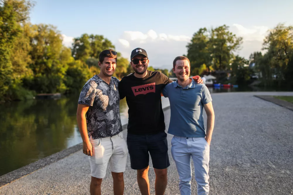 - Tim Gre&scaron;ak, Ale&scaron; Rozman, Domen Svetlin,- 22.07.2025. - ekipa ljubiteljev in poznavalcev vremenoslovja, meteorologije, geografije, hidrografije in drugih posameznikov, katerih skupna strast je opazovanje, proučevanje in napovedovanje vremena ter "lovljenje" zanimivih vremenskih pojavov. Skrbniki portala Meteoinfo.si.//FOTO: Bojan Velikonja / Foto: Bojan Velikonja