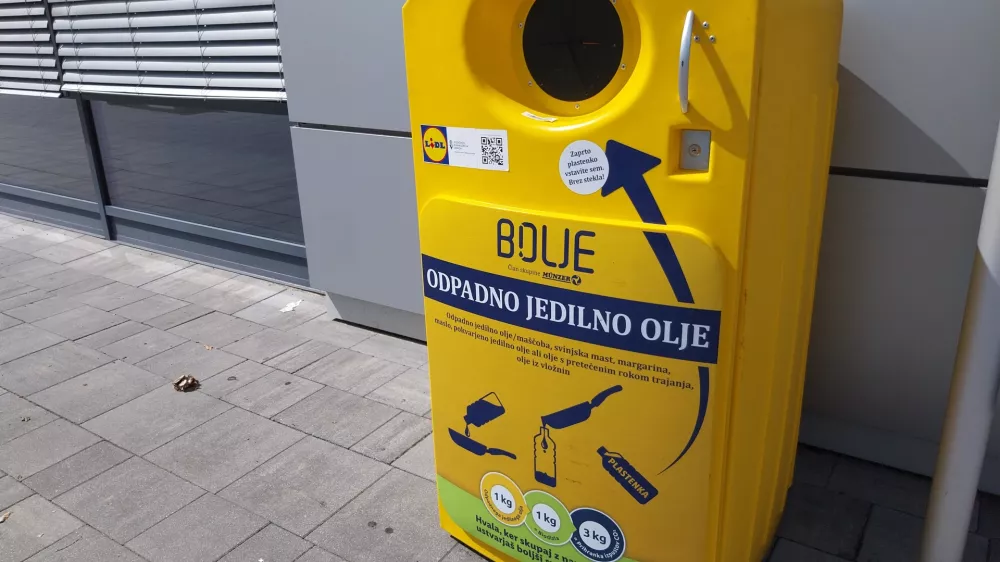 Zbiralnice odpadnega olja pred trgovinskimi centri