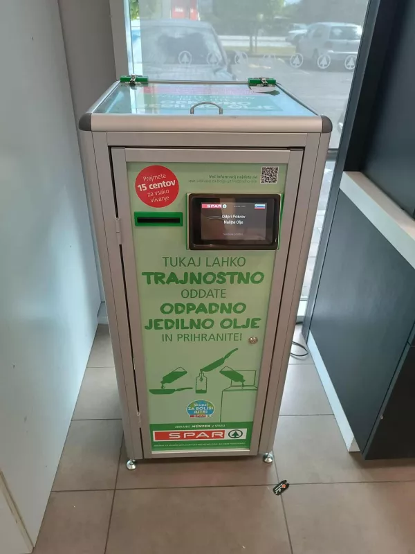 Zbiralnice odpadnega olja pred trgovinskimi centri