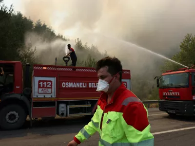 Firefighters respond to a wildfire near Osmaneli in the western Bilecik province, Turkey, July 24, 2025. REUTERS/Dilara Senkaya