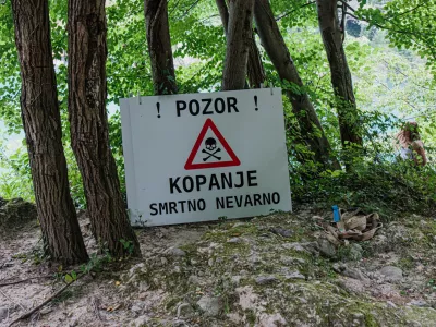 Soča, Solkan, opozorilne table za kopalce o nevarnem odseku