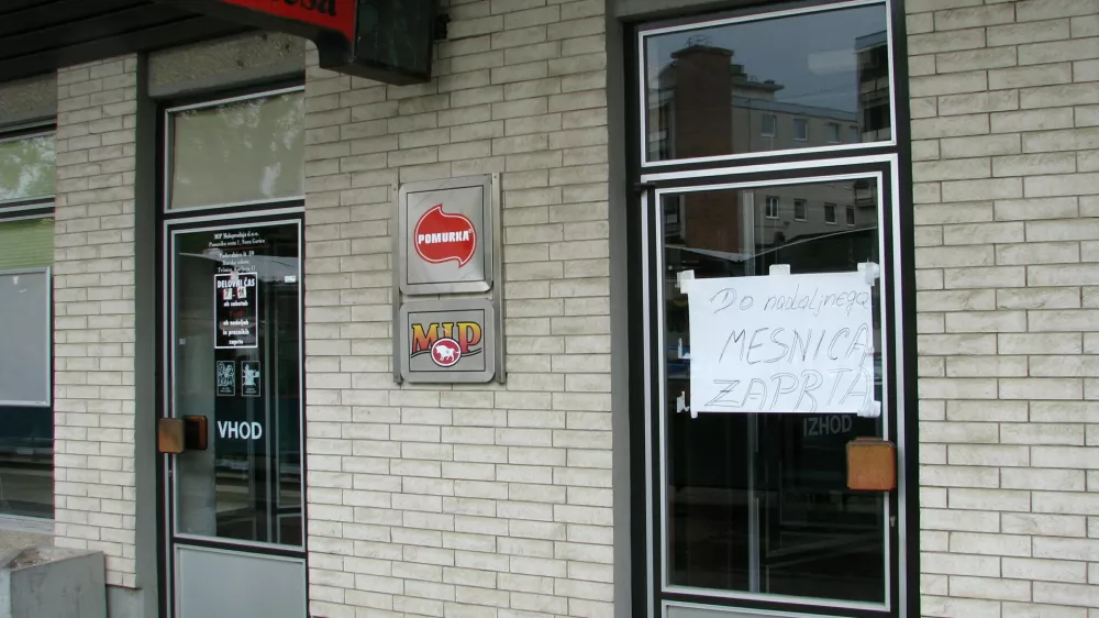 Do nadalnjega mesnica zaprta, pi&scaron;e na vratih ski farmi Podgrad, se bo po prvomajskih praznikih pri&scaron;el stečajni postopek &scaron;e v družba Pomurka International in Pomurka reja, vse v lasti propadlega družinskega imperija Vojteha Volka. 