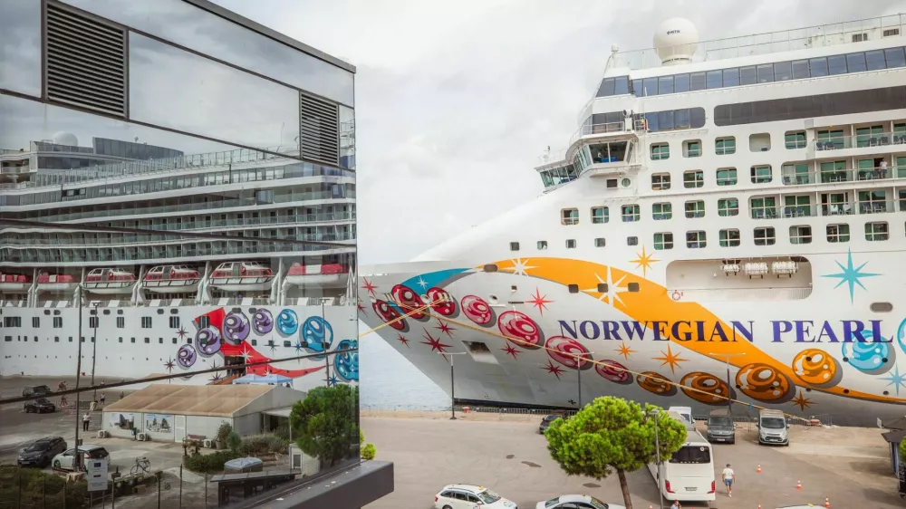 Norwegian Pearl &ndash; tisoča potni&scaron;ka ladjo, ki je priplula v Koper od začetka potni&scaron;kega ladijskega turizma leta 2005. 