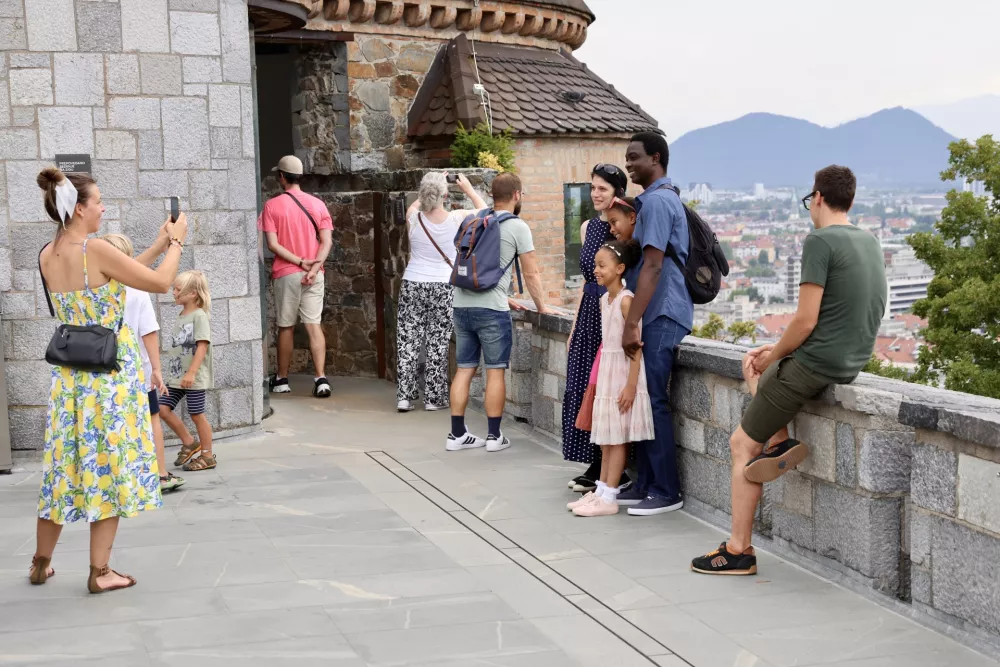 Turisti, Ljubljanski grad, fotografiranje