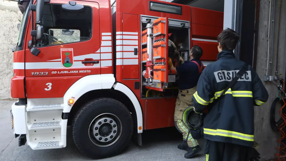 - 06.07.2022 - Gasilsko dru&scaron;tvo Ljubljana mesto - gasilci, Poljanski nasip 42//FOTO: Luka Cjuha