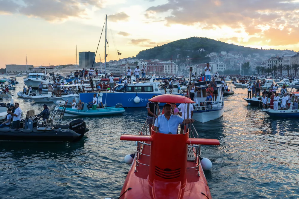 - splitska Riva s katere so pospremili krsto proti Veli Luki na otok Korčula - - 31.07.2018 - Hrva&scaron;ka / Split - dan nacionalnega žalovanja zaradi smrti Oliverja Dragojevića, enega velikanov hrva&scaron;ke popularne glasbe &ndash; //FOTO: Jaka Gasar